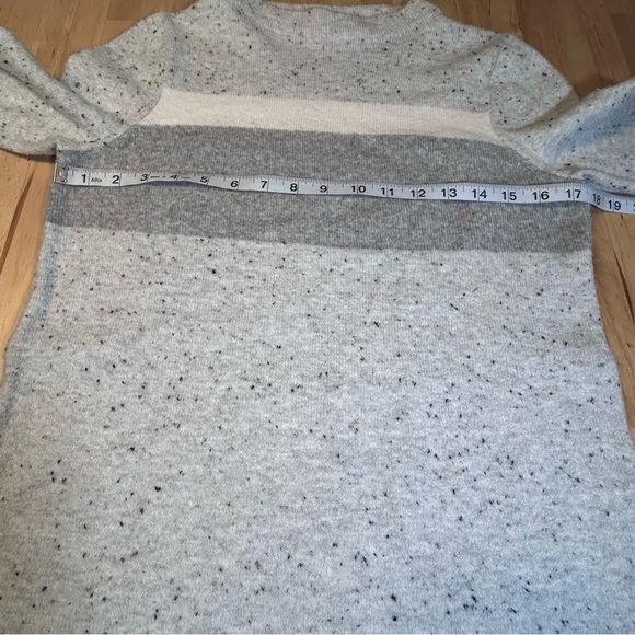 Loft Women’s Gray & White Speckled Sweater Size Medium Petite - Picture 3 of 9